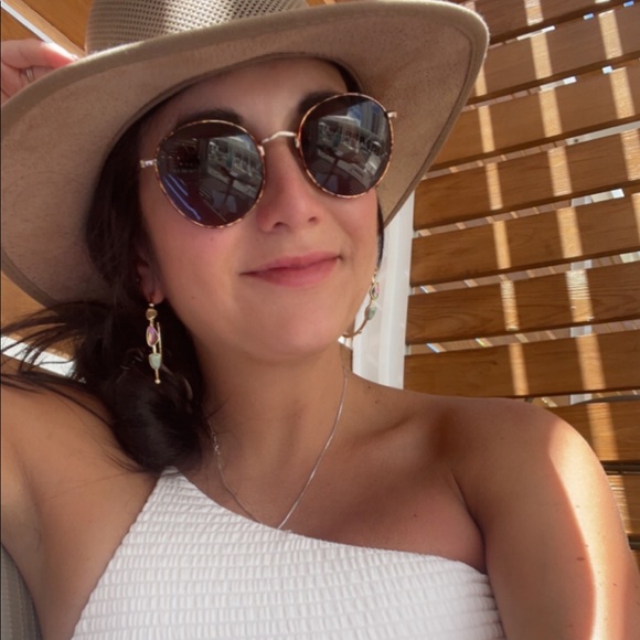 Meet your Posher, Cydnee - Picture 1 of 9